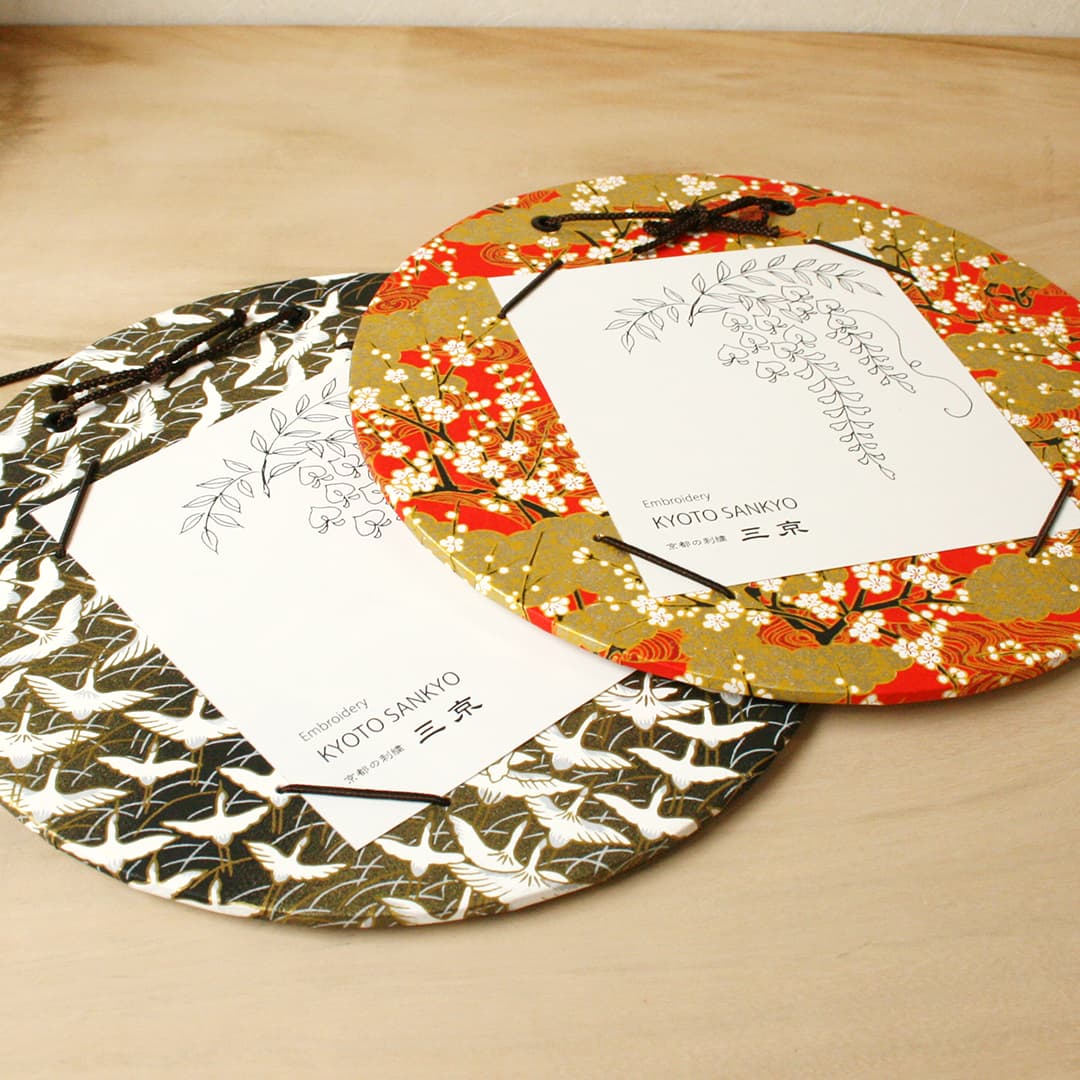 丸型色紙掛 梅に流水・飛翔鶴